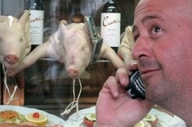 Moderátor Andrew Zimmern nechal svého kuchaře uvařit ropuchy. Moderátor Andrew Zimmern nechal svého kuchaře uvařit ropuchy.